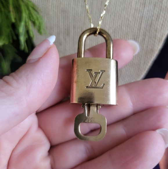 LOUIS VUITTON PADLOCK NECKLACE sooooo Dreamy!!!! πππβ€π§‘π - Picture 3 of 9